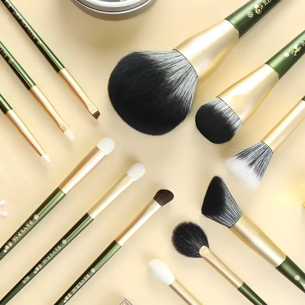 A 12-piece Christmas-themed makeup brush set with dimensions and close-up details of bristles.