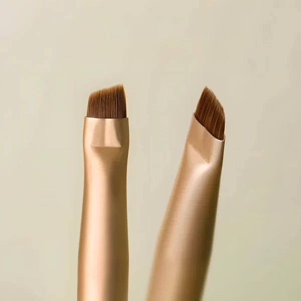 Close-up of eyeliner brush tip with angled flat edge.