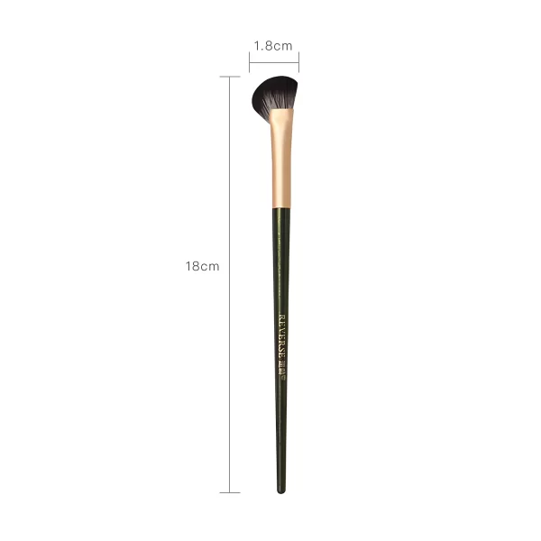 Fan-shaped nose contour brush with dimensions showing an 18cm handle and a 1.8cm wide brush head, designed for precise and seamless contouring.