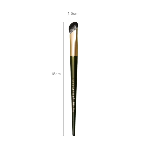 Concealer brush with marked dimensions - 18 cm long and 1.5 cm wide